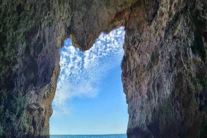 1-Hour Sea Caves and Boat Tour in Ortigia Syracuse - Entering the Ortigia Sea Caves: The real reason to pick this tour