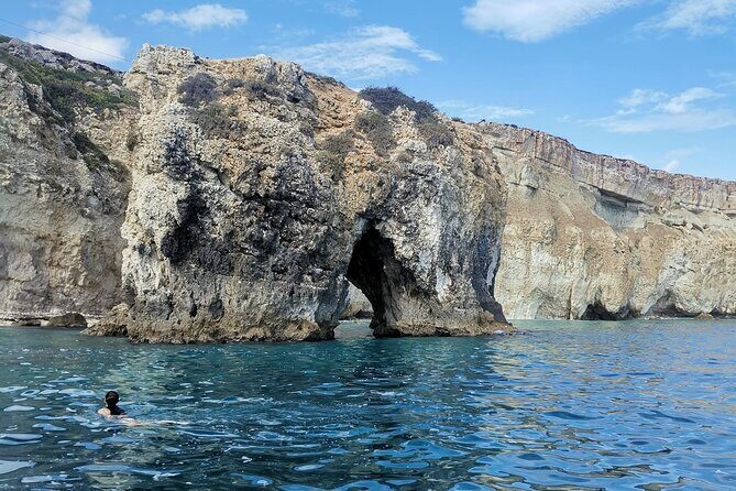 1-Hour Sea Caves and Boat Tour in Ortigia Syracuse - Passing under a majestic castle: a photo moment with context