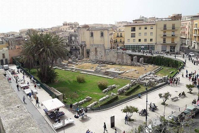 2 Hours Calessino/ Tuk tuk Tour to Syracuse and Ortigia Island - Stop 2 on Isola di Ortigia: Alleys, Historical Spots, and Quick Photo Stops