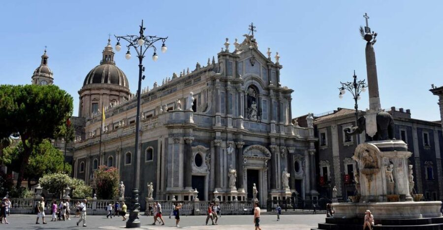 2 hours guided tour of Catania - Elephant Fountain and City Hall: learning to read the streets