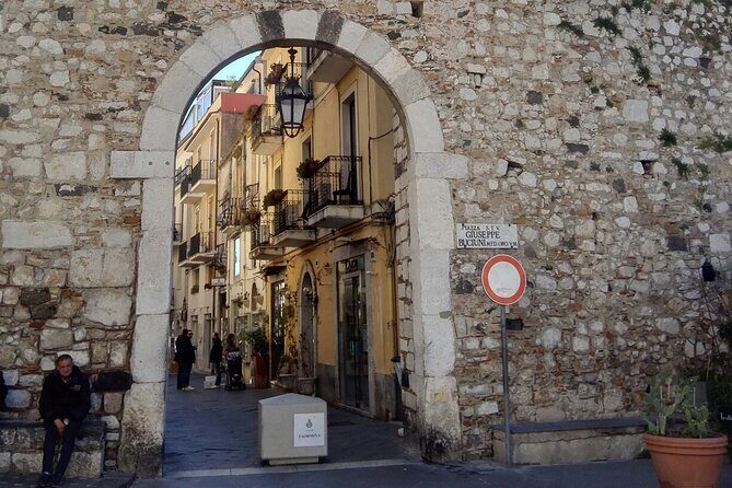 Best of Godfather and Taormina Tour with Street Food Tasting - Why this Godfather-and-Taormina day works from Giardini Naxos