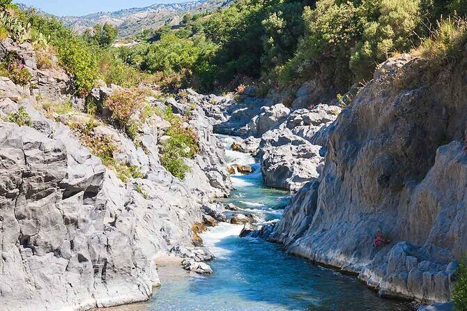 Etna Nord Basic and Alcantara Gorges - Headphones and audioguide commentary: your real comfort upgrade