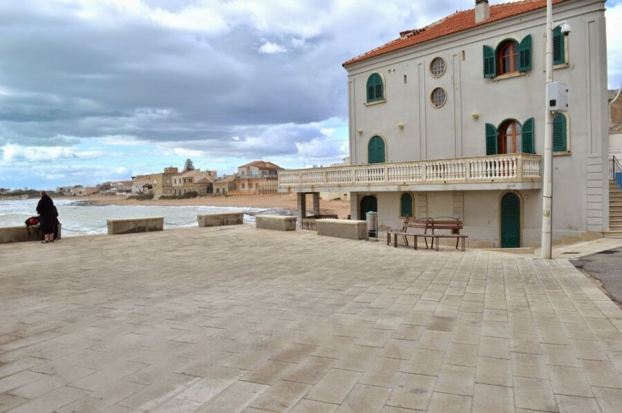 From Catania: Inspector Montalbano Day Tour with Audio Guide - Punta Secca’s sea-cliff mood and the lighthouse moment