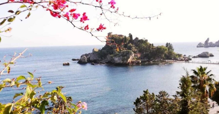 From Catania: White Lotus tour Taormina, Castelmola & Naxos - The final payoff: Isola Bella and that thin strip of sand