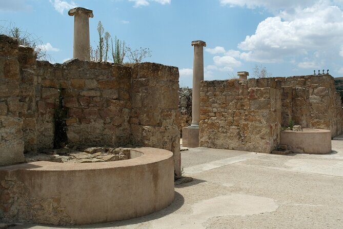 Guided tour of Villa Romana del Casale with skip the line - Guides, Language, and Keeping the Group Together