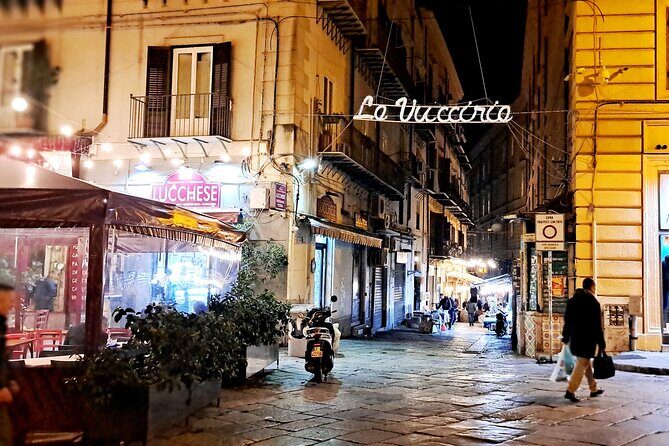 Palermo in 2 hours Main monuments and historic markets - Piazza Pretoria and Piazza Olivella: squares that explain the city
