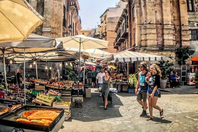 Palermo No Mafia walking tour: discover the Anti-mafia culture in Sicily - The open-air market stop: shopkeepers under pressure
