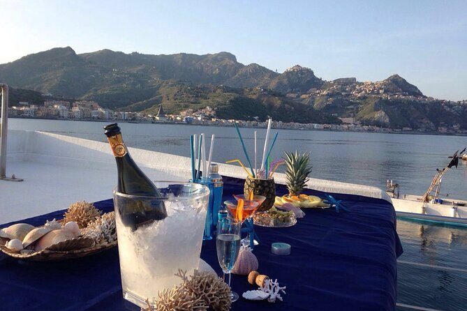Private boat in Taormina and Isola Bella - The 4-hour plan: Taormina and Giardini Naxos from the sea