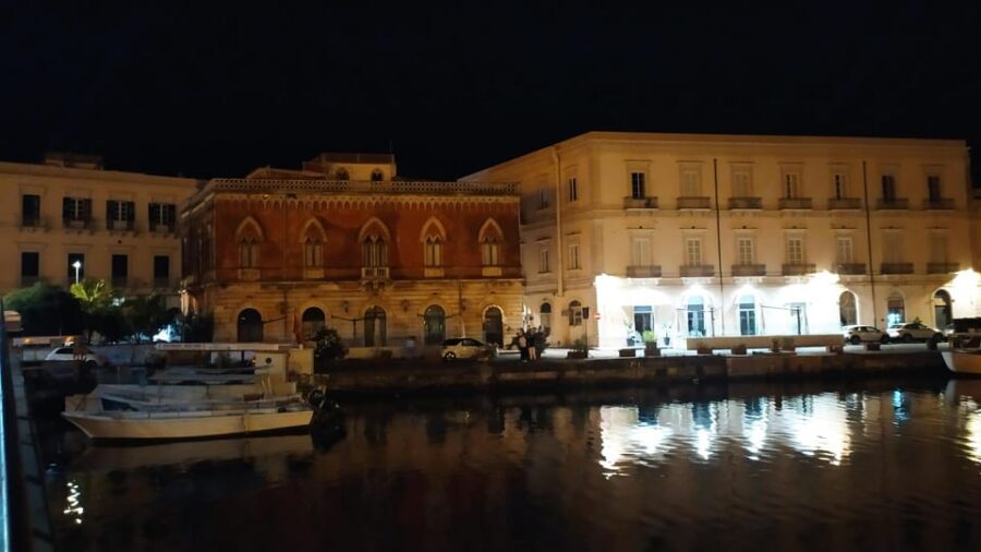 Siracusa Tour: Ortigia by Night in English - Piazza Duomo: where the evening lifts