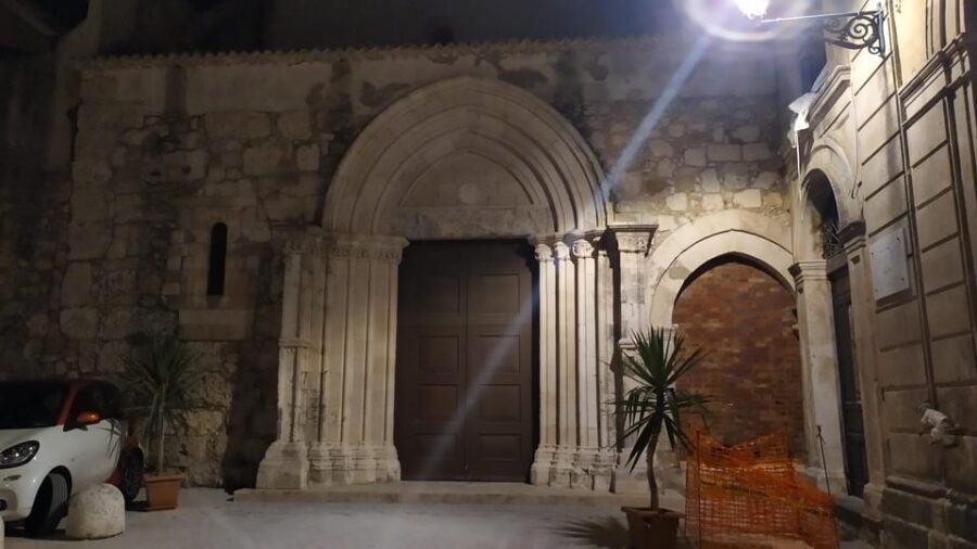 Siracusa Tour: Ortigia by Night in English - Starting at the Tempio di Apollo (Apollonion): set the scene first
