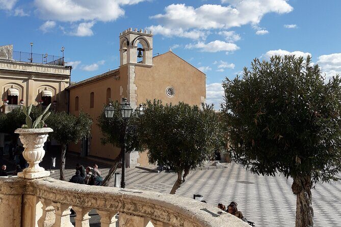 Taormina: A Self-Guided Audio Tour of Sicily’s Hilltop Town - Vicolo Stretto: narrow street, big character